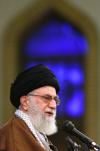 Thousands of people from Esfahan Province met with Ayatollah Khamenei