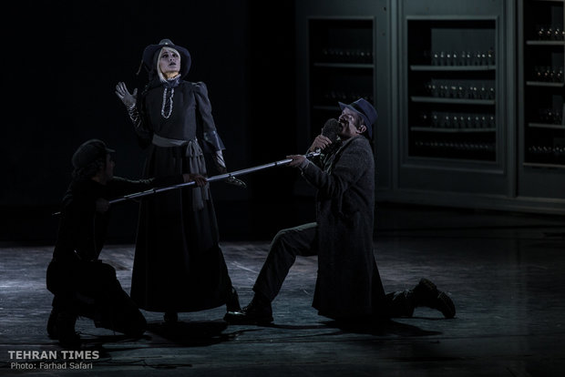 Iranian troupe performs “Mississippi Dies Seated”