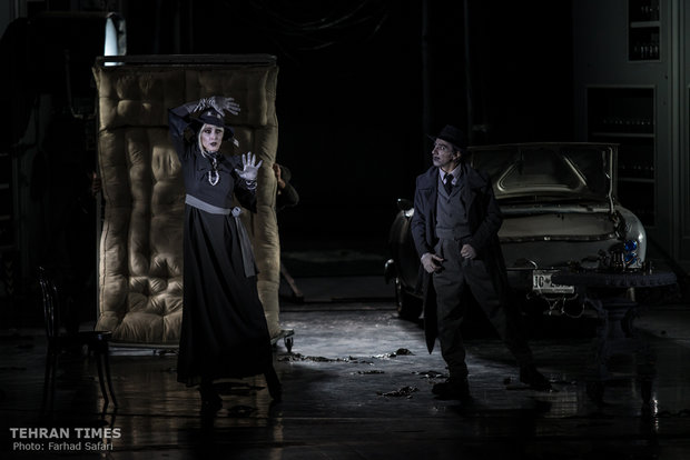 Iranian troupe performs “Mississippi Dies Seated”