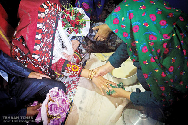 The groom’s mother wash the bride’s and groom’s hands in a solution of flour mixed with oil which is symbol of blessed and blissful life.