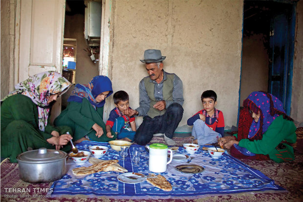 Avaz, his aunt, Zeinab, Khadijeh, and his two nephews all live together and Avaz does his best for them to feel happy and live a peaceful life.