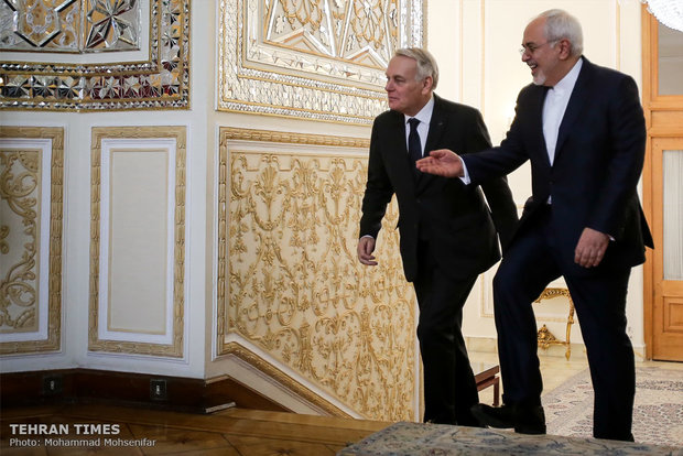 Zarif welcomes his French counterpart 
