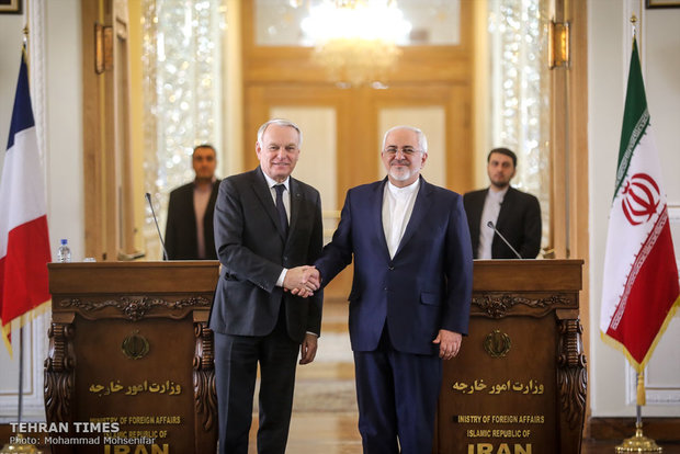 Zarif welcomes his French counterpart 