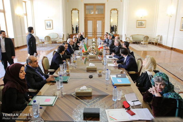 Zarif welcomes his French counterpart 