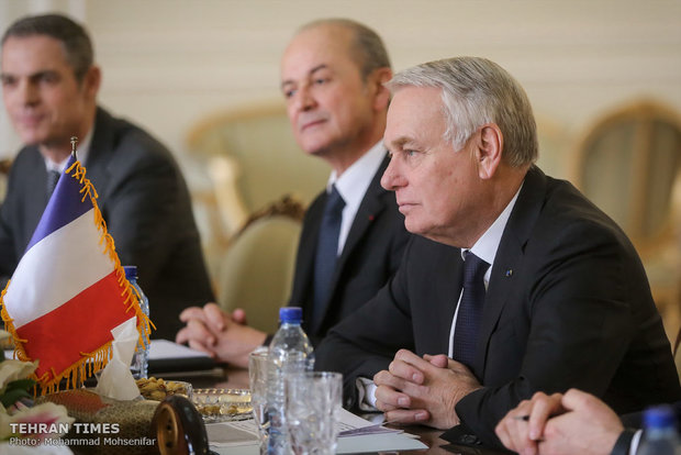 Zarif welcomes his French counterpart 