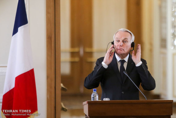 Zarif welcomes his French counterpart 