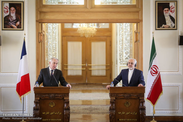 Zarif welcomes his French counterpart 