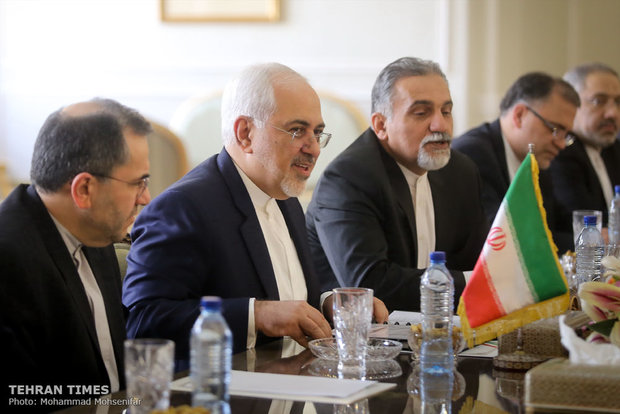 Zarif welcomes his French counterpart 