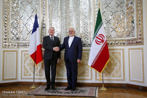 Zarif welcomes his French counterpart 
