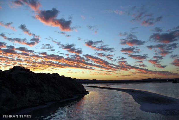 Hoz-e Sultan salt lake 