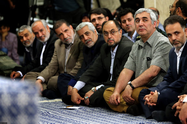 Veterans meet with Ayatollah Khamenei to share memories