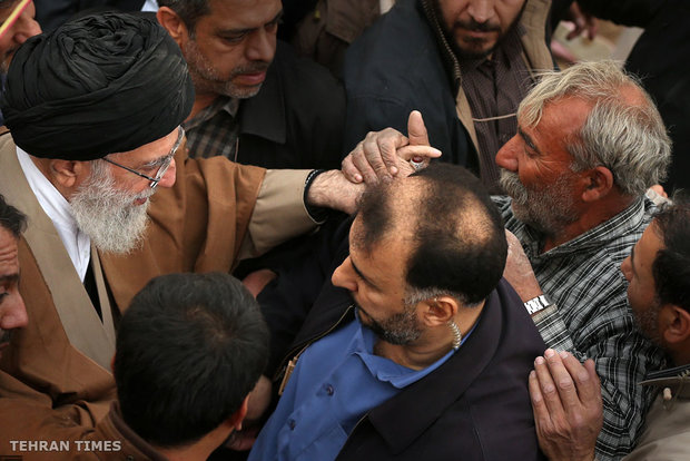 Ayatollah Khamenei inspects quake-hit Sarpol-e Zahab