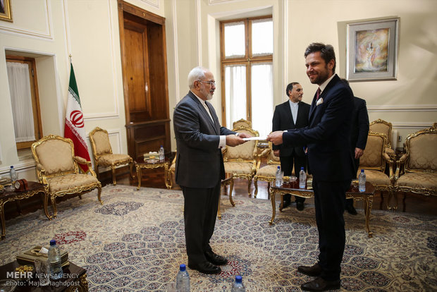 Zarif receives new envoys of Chile, Poland, Ghana