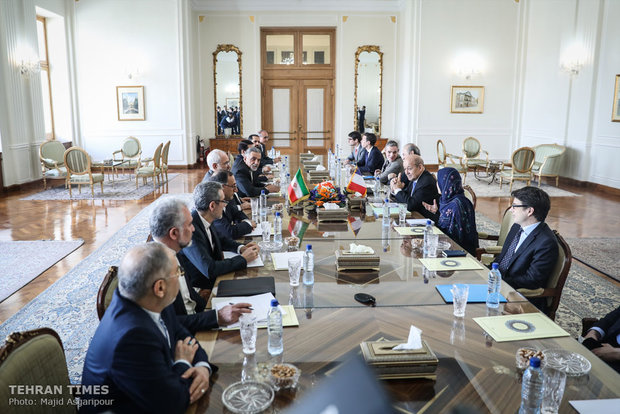 Iran's Zarif meets French counterpart in Tehran