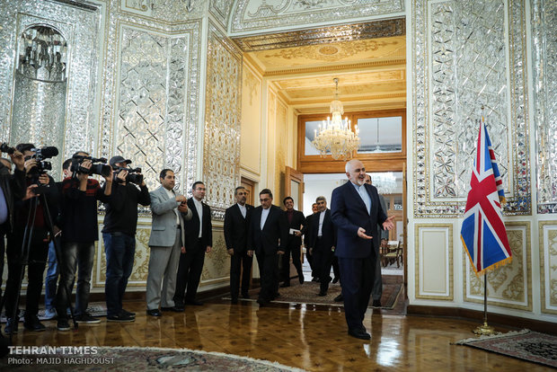 Zarif, Hunt meet in Tehran