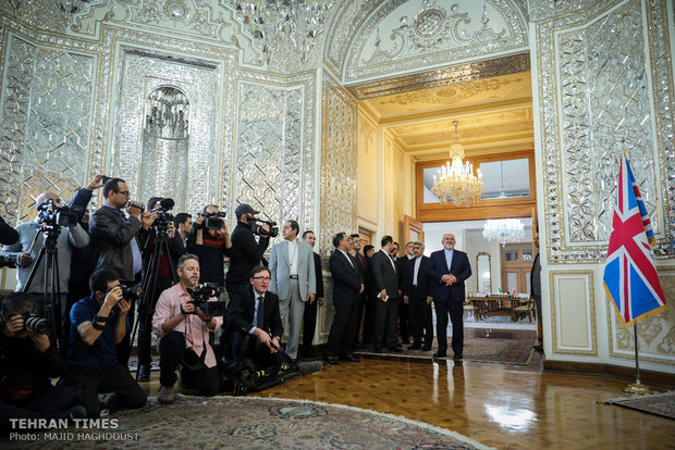 Zarif, Hunt meet in Tehran