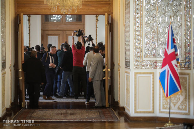 Zarif, Hunt meet in Tehran