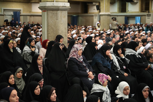 Participants of Islamic unity conference meet Ayatollah Khamenei
