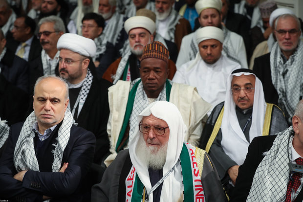 Participants of Islamic unity conference meet Ayatollah Khamenei