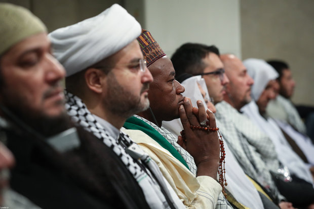 Participants of Islamic unity conference meet Ayatollah Khamenei