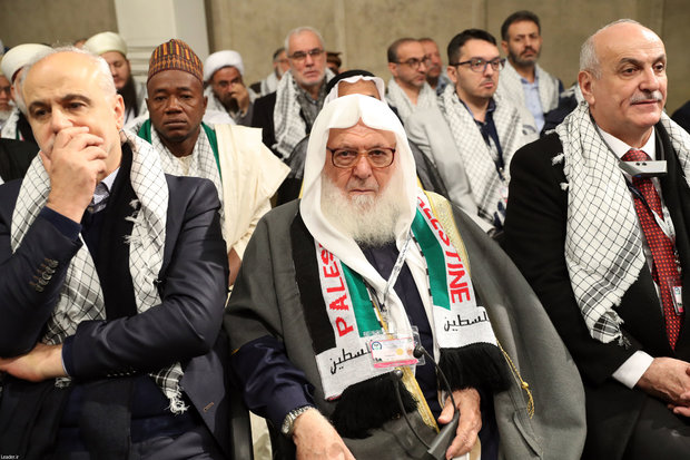 Participants of Islamic unity conference meet Ayatollah Khamenei