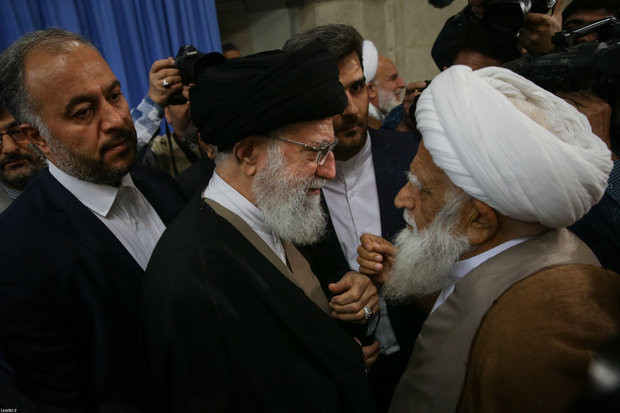 Participants of Islamic unity conference meet Ayatollah Khamenei