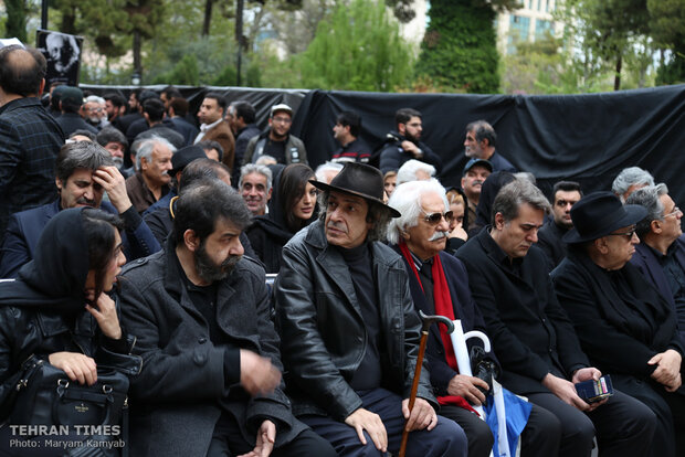 Fans bid farewell to actor Jamshid Mashayekhi at Vahdat Hall 