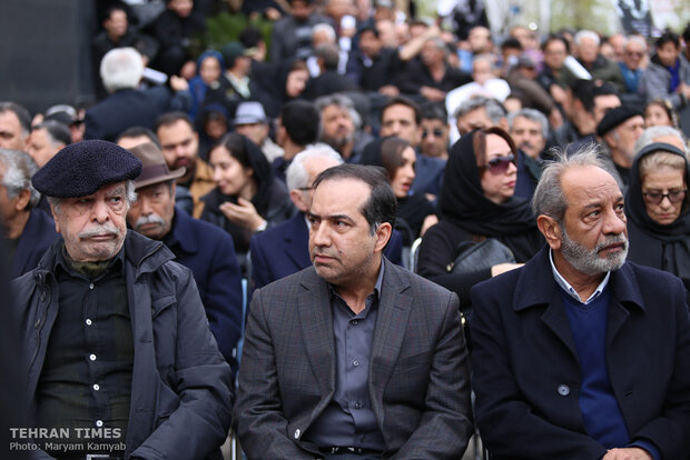 Fans bid farewell to actor Jamshid Mashayekhi at Vahdat Hall 