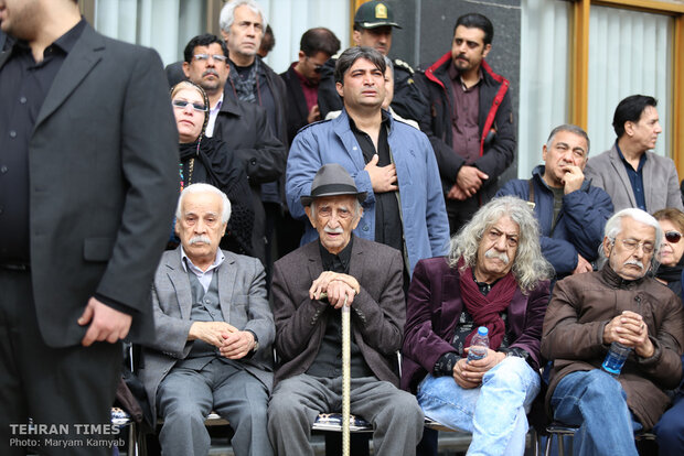 Fans bid farewell to actor Jamshid Mashayekhi at Vahdat Hall 