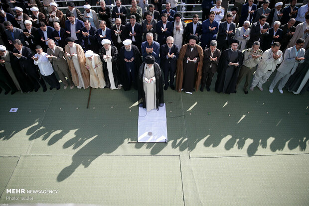 Leader leads Eid al-Fitr prayers in Tehran