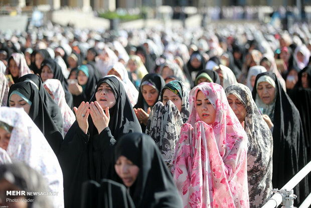Leader leads Eid al-Fitr prayers in Tehran