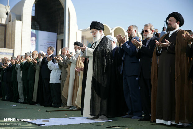 Leader leads Eid al-Fitr prayers in Tehran