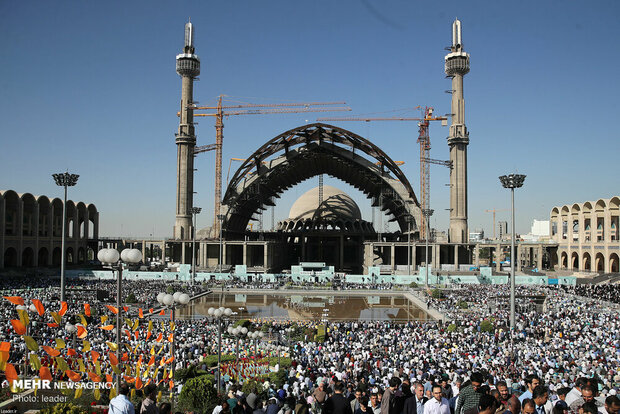 Leader leads Eid al-Fitr prayers in Tehran