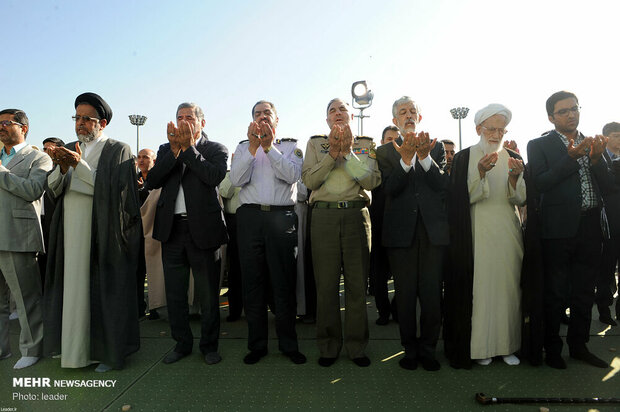 Leader leads Eid al-Fitr prayers in Tehran