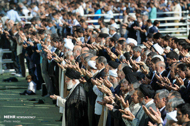 Leader leads Eid al-Fitr prayers in Tehran
