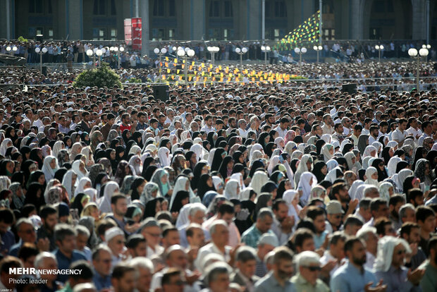 Leader leads Eid al-Fitr prayers in Tehran