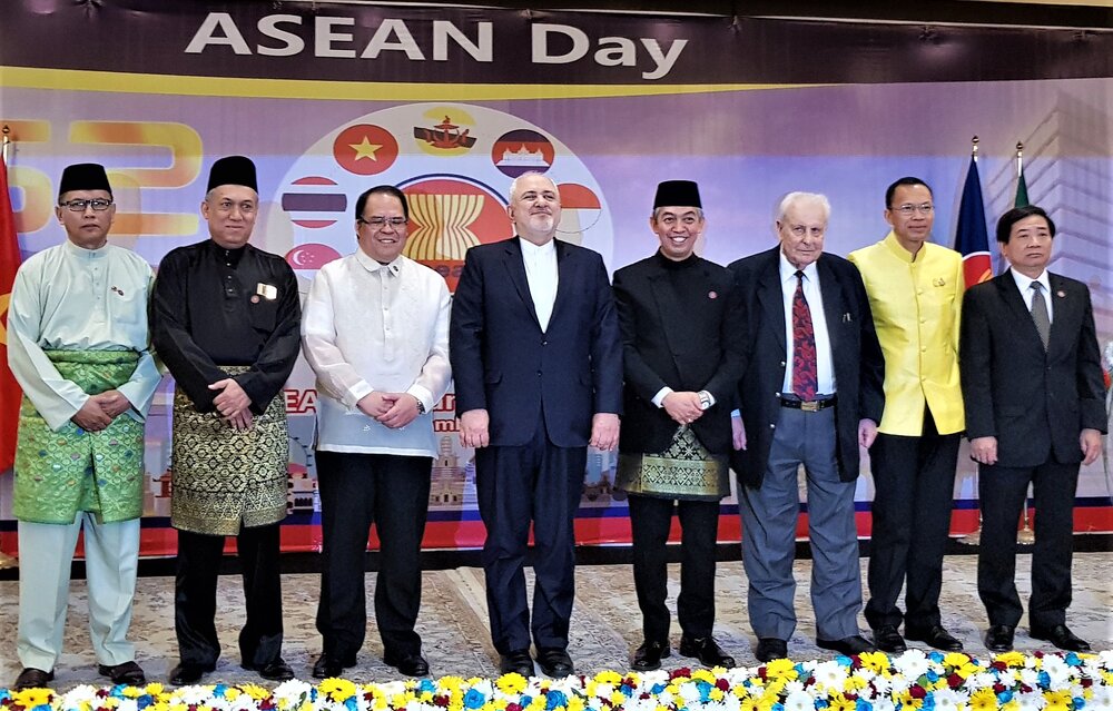 Zarif, ASEAN ambassadors pose for group photo at ceremony on ASEAN Day in Tehran, September 18, 2019 (Photo: Mehdi Sepahvand, Tehran Times)
