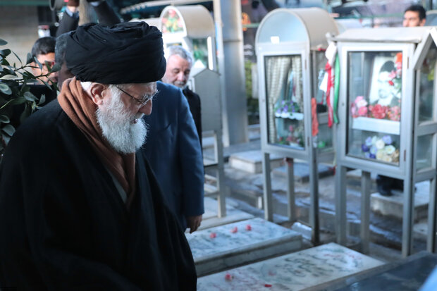 Leader visits Imam Khomeini shrine, attends graveyard of martyrs