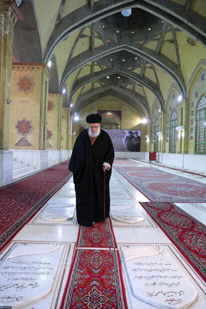 Leader visits Imam Khomeini shrine, attends graveyard of martyrs