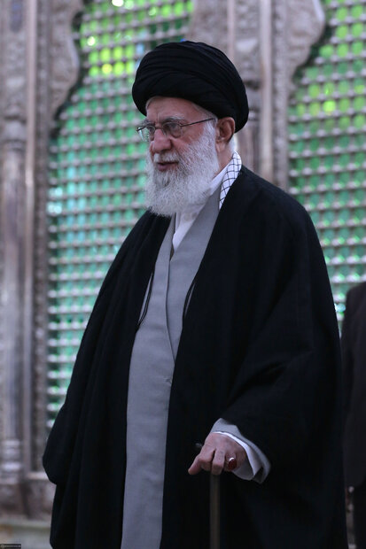 Leader visits Imam Khomeini shrine, attends graveyard of martyrs