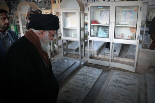 Leader visits Imam Khomeini shrine, attends graveyard of martyrs