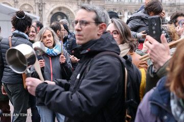 Spoons and cooking pots revolution against Macron