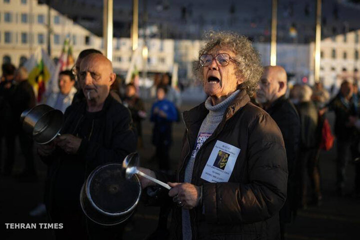 Spoons and cooking pots revolution against Macron