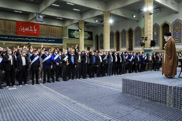 Leader met with workers