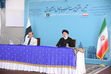 President Raisi (R) and Pakistani Prime Minister Shehbaz Sharif