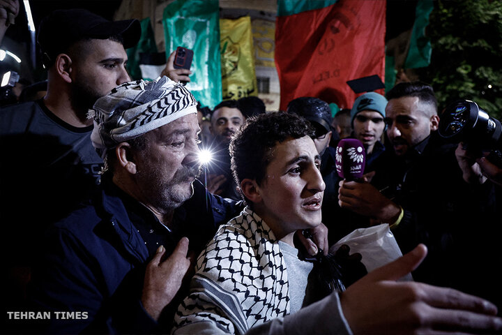 Palestinians gather in Ramallah streets to welcome freed prisoners