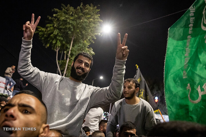 Palestinians gather in Ramallah streets to welcome freed prisoners