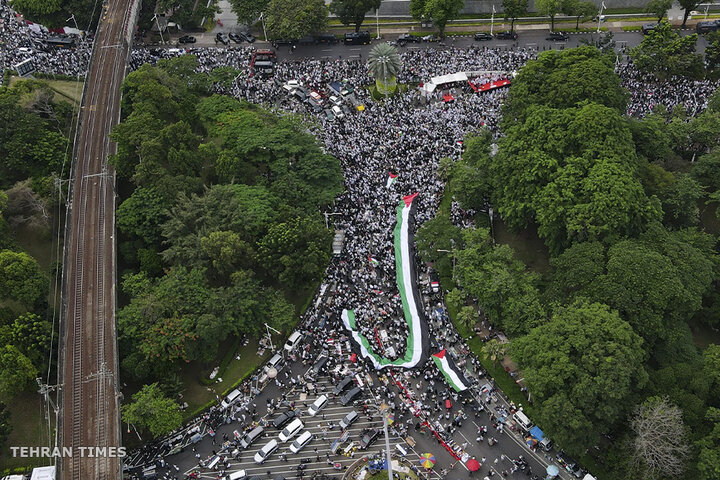 An aerial view of people demonstrating in support of Palestinians in Gaza outside the US embassy, Jakarta, Indonesia. [Eko Siswono Toyudho/Anadolu Agency]
