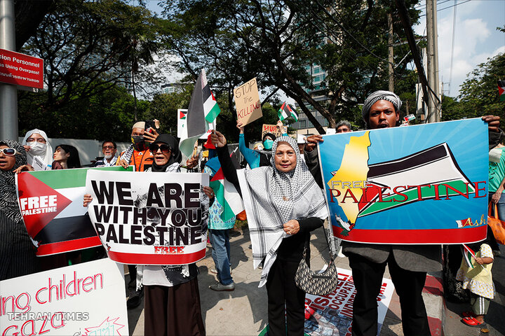 People shout slogans and hold placards during a protest at the US embassy in Bangkok. [Rungroj Yongrit/EPA]
