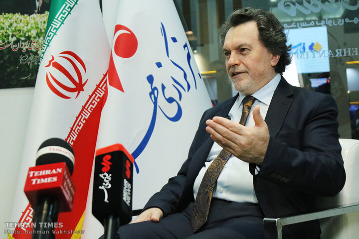 Turkish ambassador visits Tehran Times pavilion